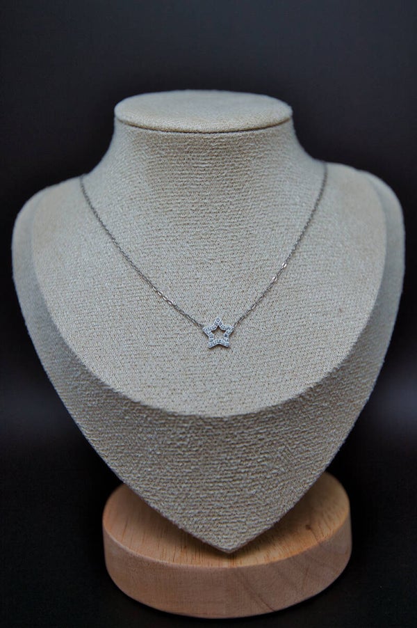 Collier pendentif étoilé ajouré et embelli de cristaux