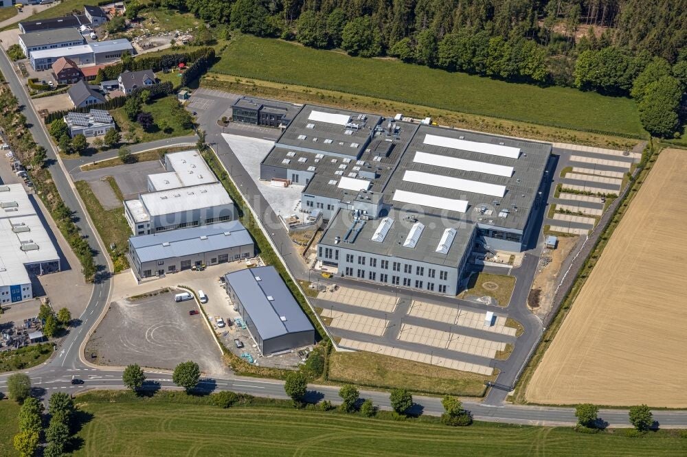 Unbelegte Dachfläche einer Gewerbe- oder Industrieimmobilie