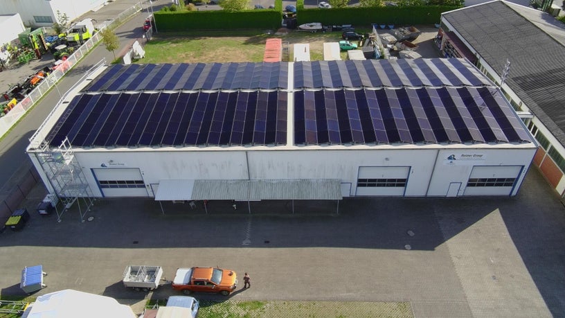 Gesamtansicht der Gewerbehalle mit installierter Photovoltaikanlage
