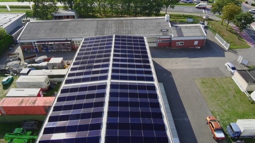 Dachansicht mit den montierten Photovoltaikmodulen