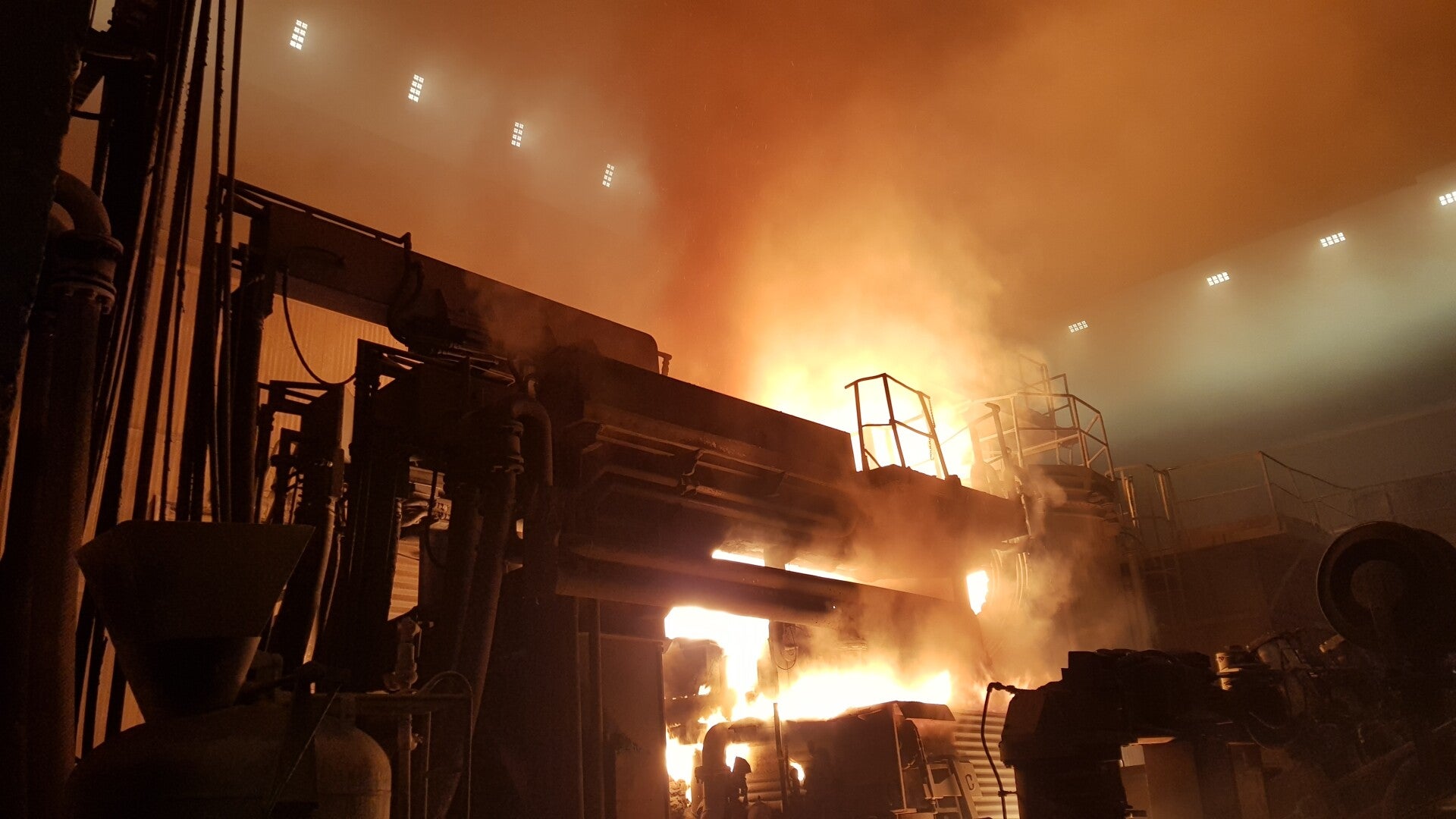 Industrieanlage mit Hitze, Staub und Beleuchtung