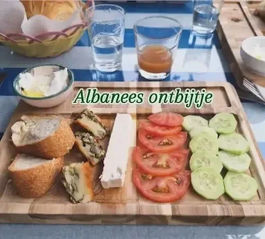 Albanees ontbijtje met feta, tomaten en komkommers en börek