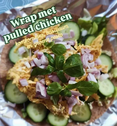 Volkoren wrap met kipcurry, cottage cheese, komkommer en basilicum
