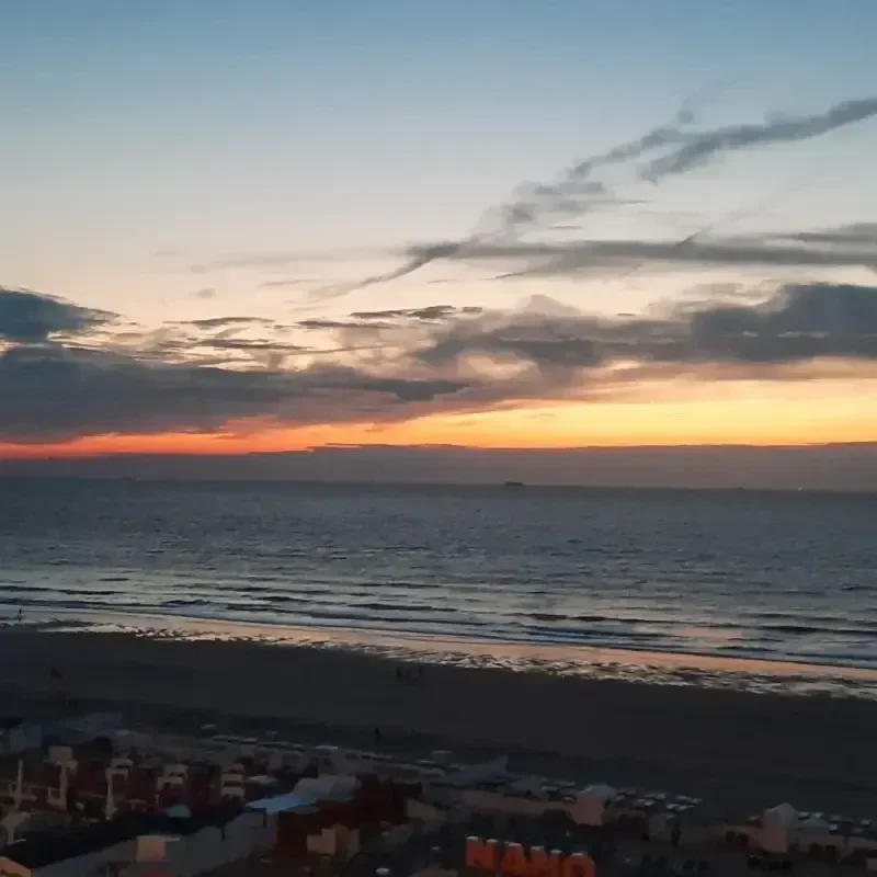 strand in Blankenberge, s' avonds, België