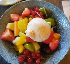 Fruitsalade met een bolletje vanille ijs