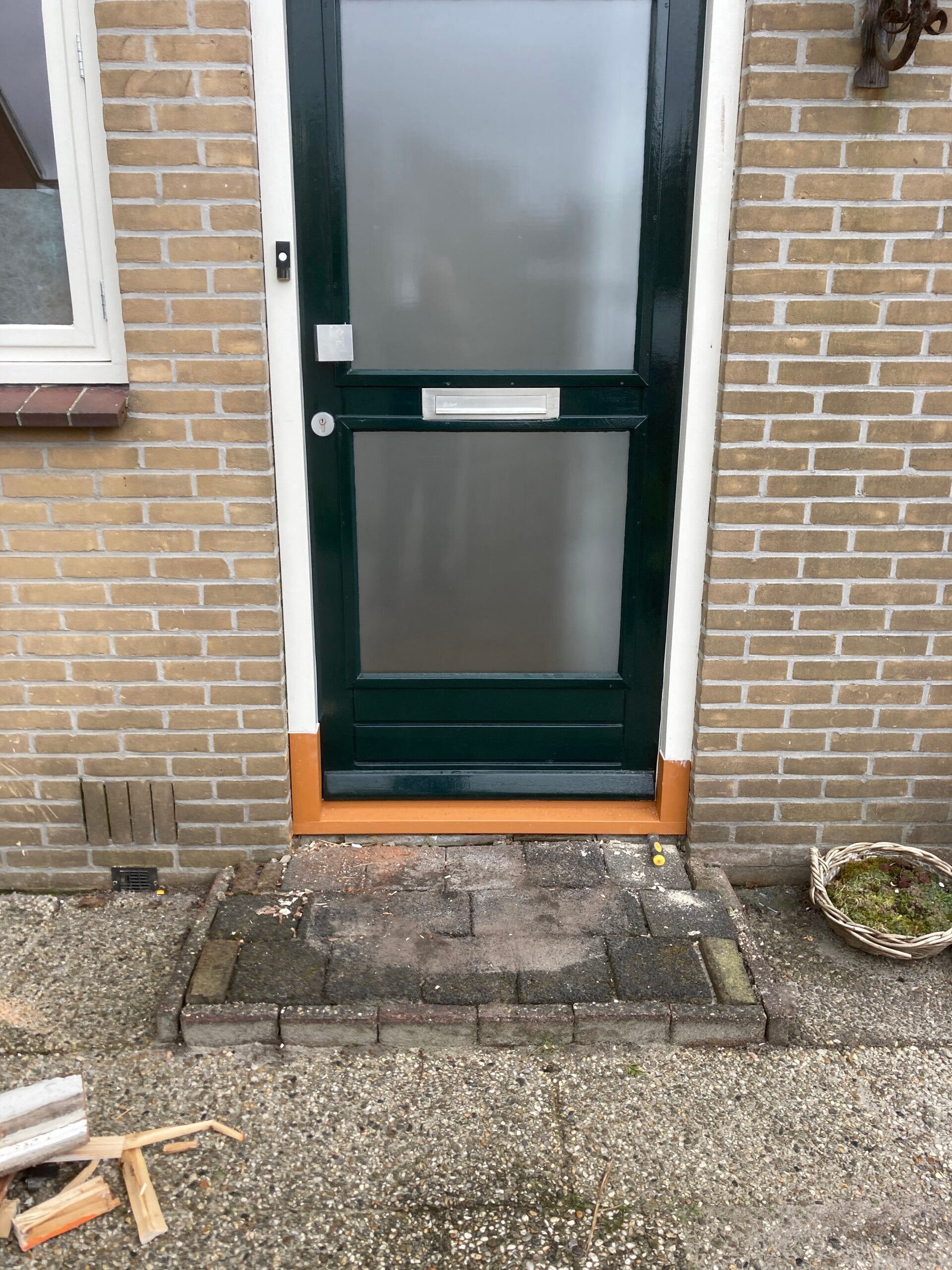 Buiitendeur en kozijn laten schilderen, bel ons.