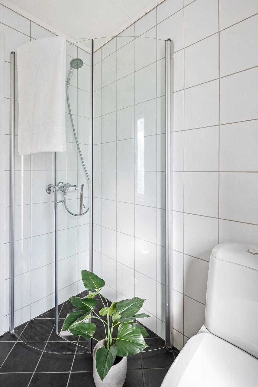 Wij vervangen us oude douche-cabine door een nieuwe.