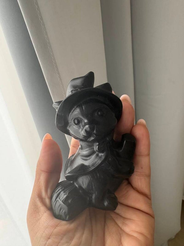 Obsidian witchy cat carving