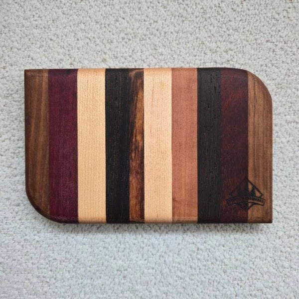 Display- & Hapjesplankje 7 soorten hout - 13,5 × 21 × 2,2 cm.
