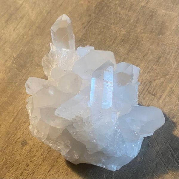 Ruwe Bergkristal met puntgave kristallen - 530 gram