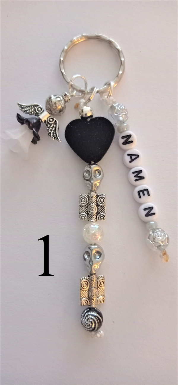 Schlüsselanhänger schwarz / weiß mit Samtherz - Personalisiert