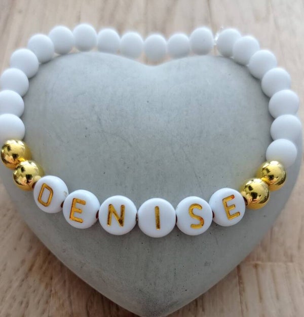 Armband Acrylperlen Weiß / Gold Personalisiert