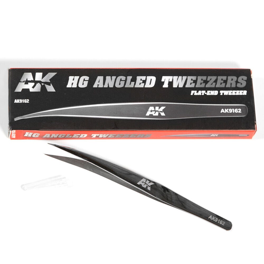 AK INTERACTIVE : REF : AK9162 : TOOL / OUTILLAGE : HG ANGLED TWEEZERS 02 (FLAT-END) / PINCE À ÉPILER ANGULAIRE HG 02 (EXTRÉMITÉ PLATE)