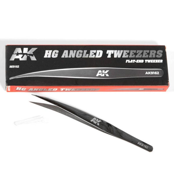 AK INTERACTIVE : REF : AK9162 : TOOL / OUTILLAGE : HG ANGLED TWEEZERS 02 (FLAT-END) / PINCE À ÉPILER ANGULAIRE HG 02 (EXTRÉMITÉ PLATE)