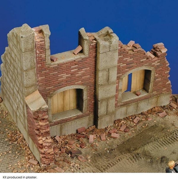 ROYAL MODEL : REF : 010 : 1:35 : SCENERY FOR DIORAMA : Barn Ruin / Ruine de Grange