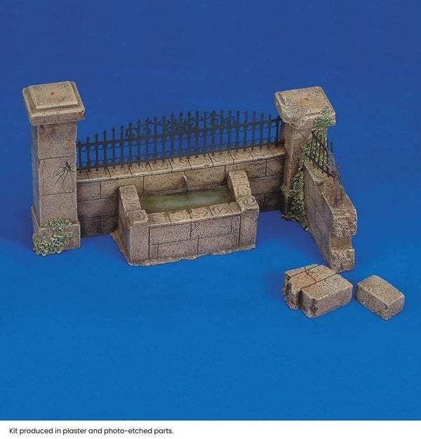 ROYAL MODEL : REF : 009 : 1:35 : SCENERY FOR DIORAMA : Wall with Fountain / Mur avec Fontaine