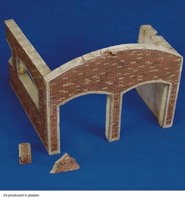 ROYAL MODEL : REF : 002 : 1:35 : SCENERY FOR DIORAMA : Destroyed Factory / Usine Détruite