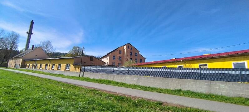 Fahrradweg zwischen Sportplatz und Landbrücke