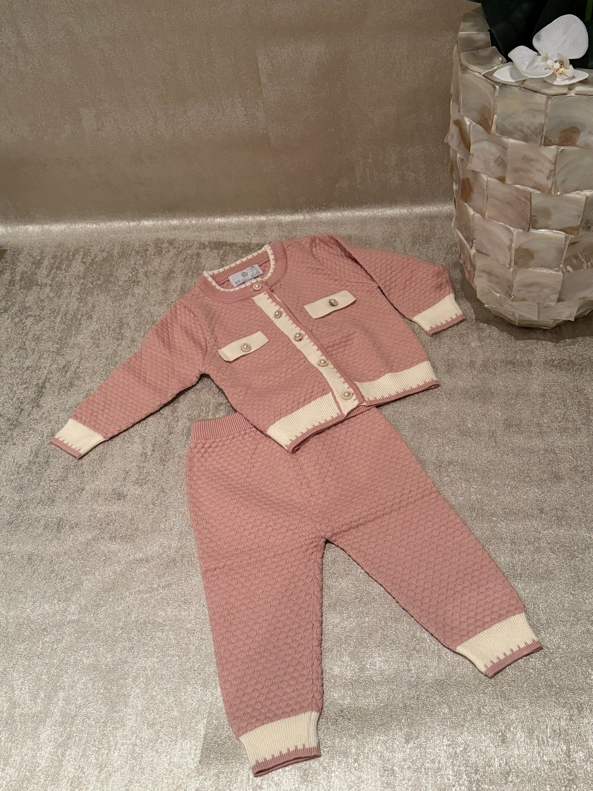 2-delig babyset met goud/witte knopen