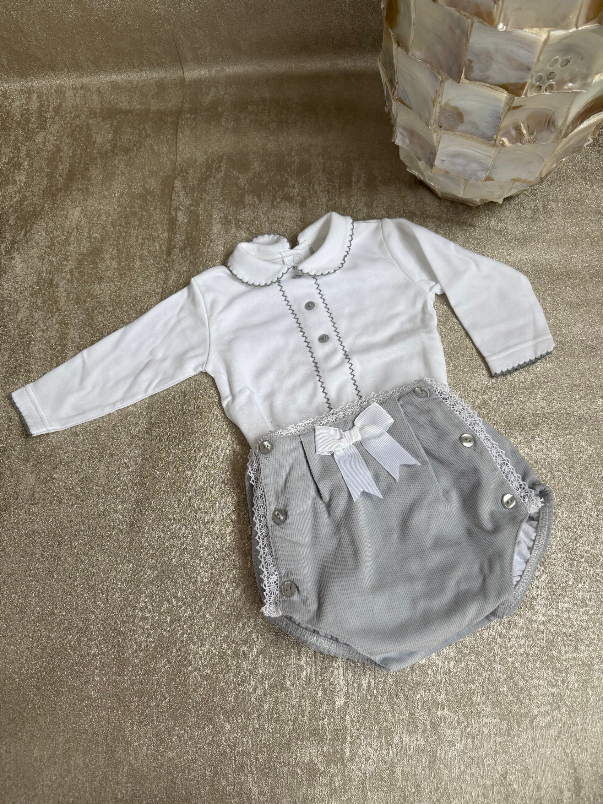 Blouse en bloomer met strik en knoopjes