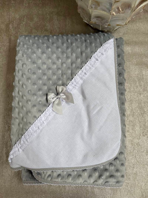 Deken met bolletjes en strik