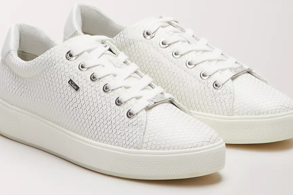 Sneakers met de look van reptielenleer