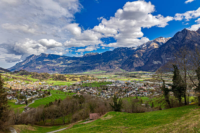 was für eine Aussicht auf Azmoos und die österreicher und liechtensteiner Berge