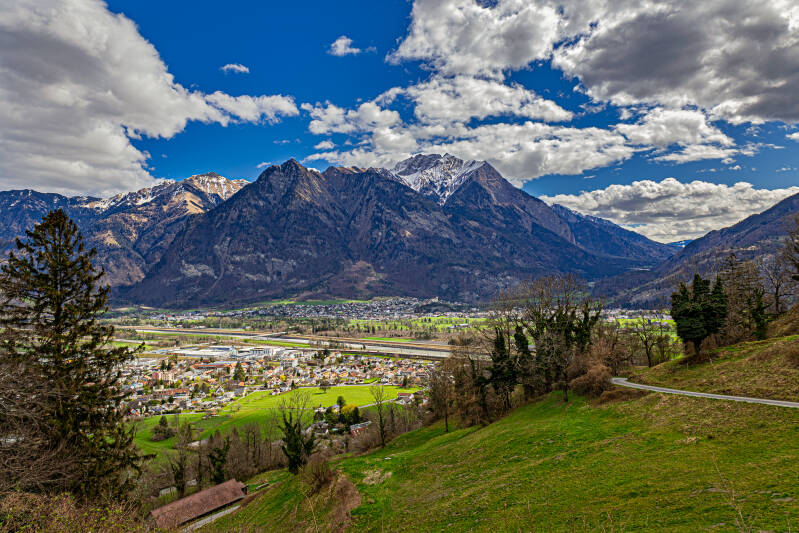 Azmoos, auf der anderen Seite des Rheins Balzers mit Burg Gutenberg und dem Falknismassiv mit Mittlerspitz, Rotspitz, Mazorakopf