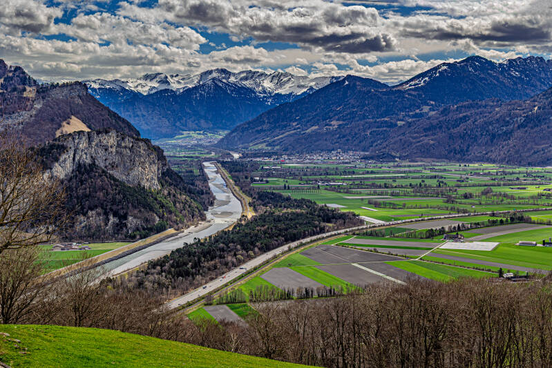 links vom Rhein der Regitzer Spitz 1135 (da war ich am 10-05-2024) rechts der erste Spitz Pizalun 1478 (war ich 21-08-2021) Chemispitz 1814, Zweierspitz 1858