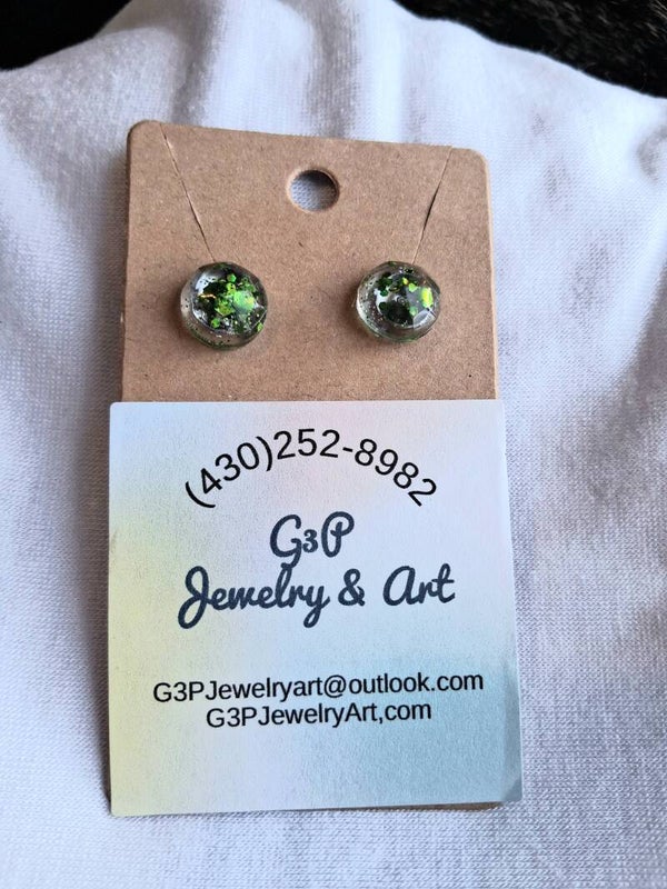 Green round earrings