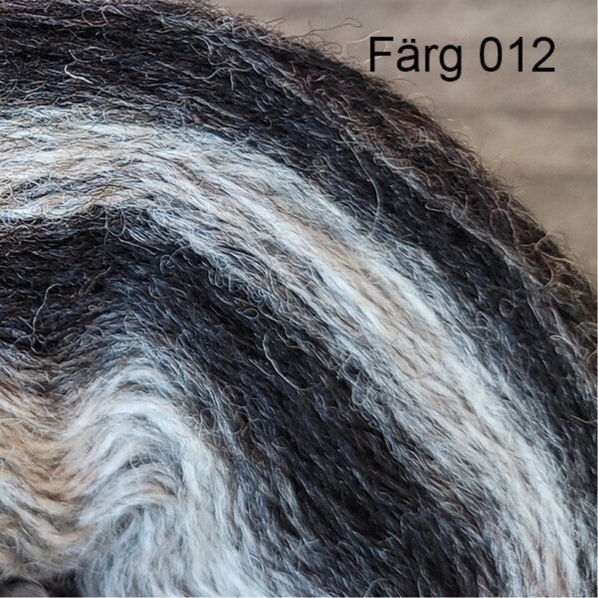 012 - Ullgarn 8/2, ljusgrå och svarta färgtoner