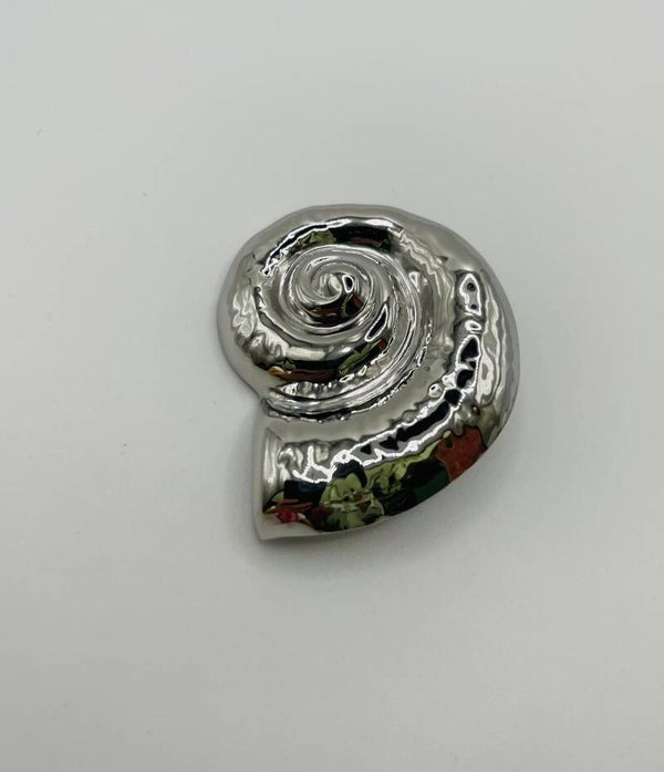 Broche slak zilverkleur