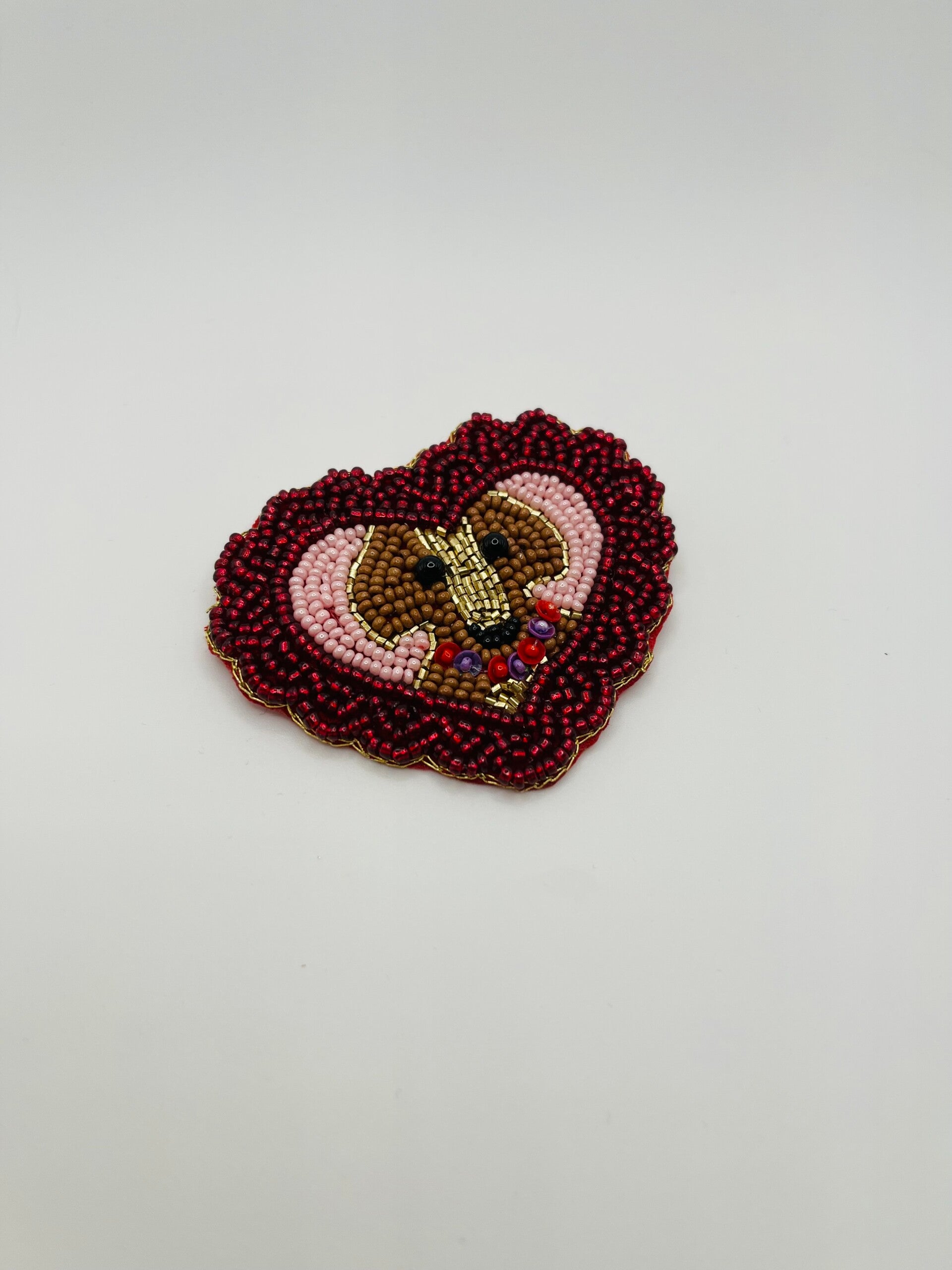 Broche ‘Dog & Beads’
