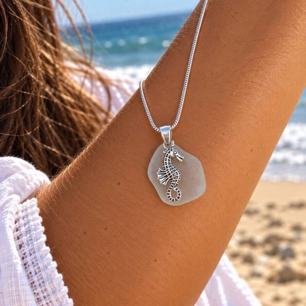 Zilveren ketting met wit zeeglas en zeepaardje (10)