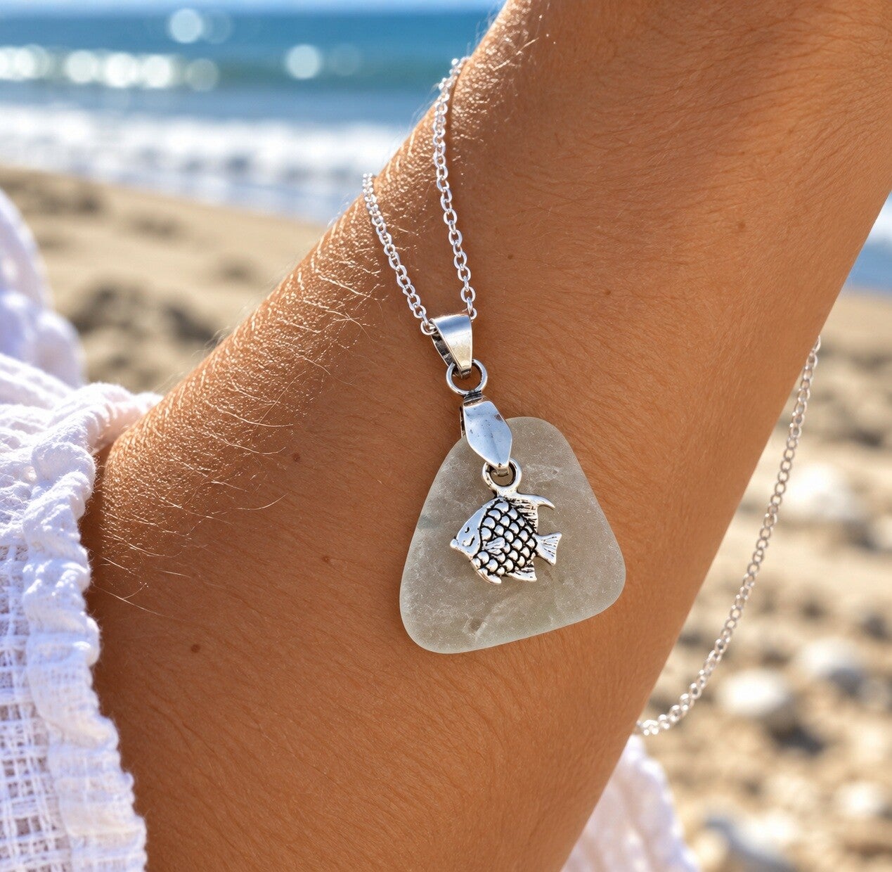 Zilveren ketting met wit zeeglas en zilveren vis bedel (12)