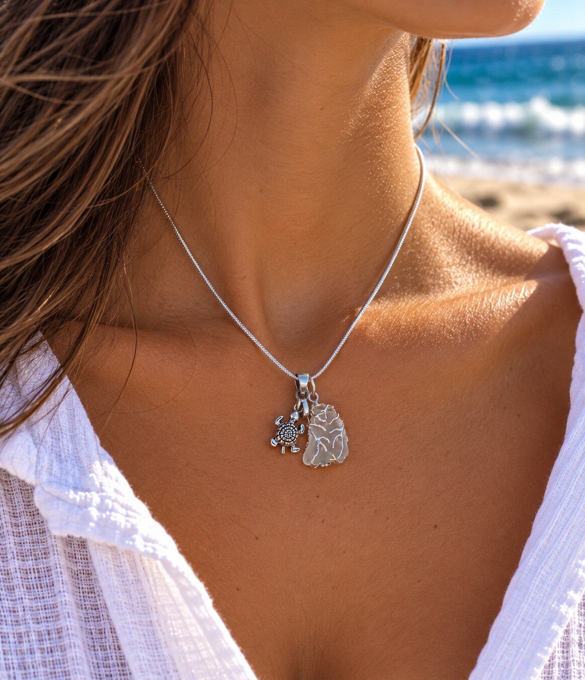 Zilveren ketting met wit zeeglas en zilver koraal en zilveren schildpad bedel (15)