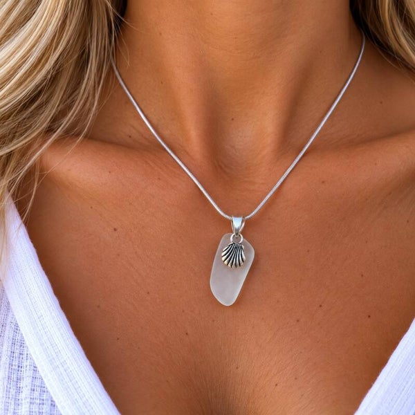 Zilveren ketting van wit zeeglas met zilveren schelp (2)