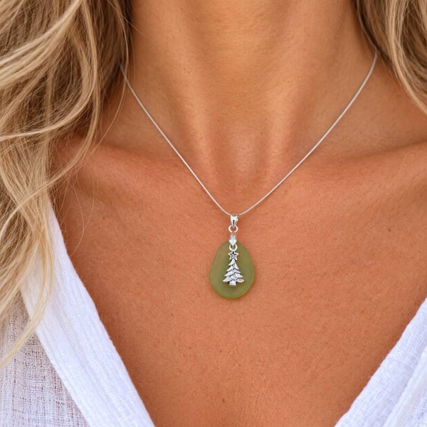 KERST Zilveren ketting met zilveren kerstboombedel en lichtgroen zeeglas (38)