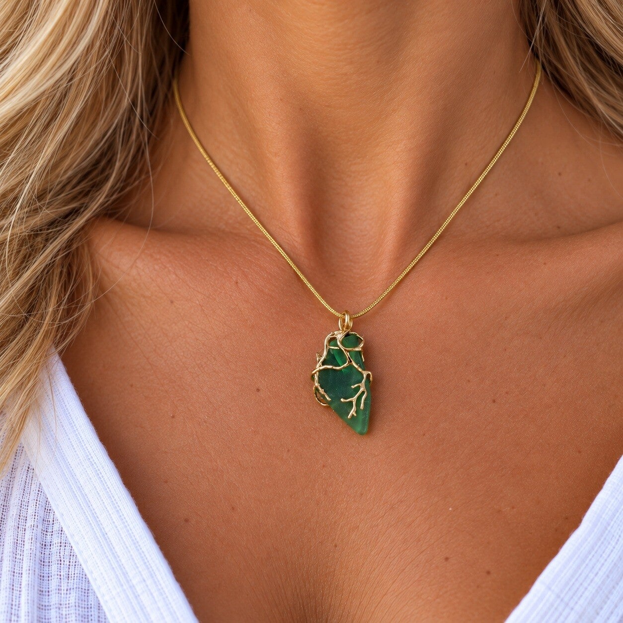 Goudkleurige ketting met groen zeeglas en koraal (5)