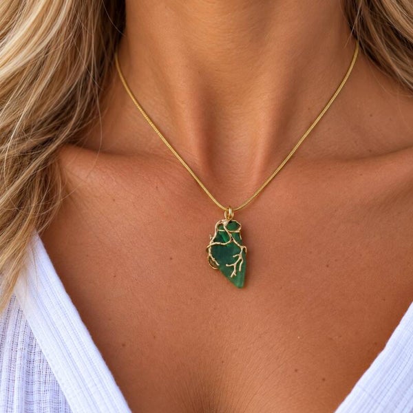 Goudkleurige ketting met groen zeeglas en koraal (5)