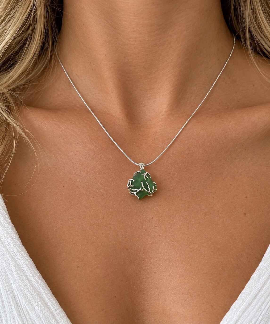 Zilveren ketting met groen zeeglas en zilveren koraal (6)
