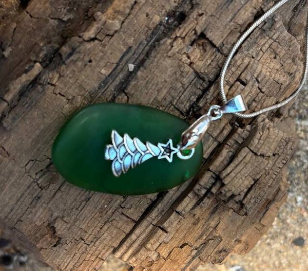 KERST Zilveren ketting met zilveren kerstboom en lichtgroen zeeglas (39)