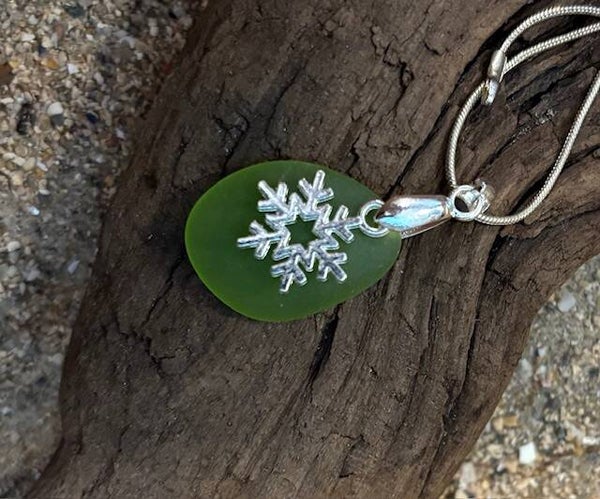 KERST Zilveren ketting met lichtgroen zeeglas en zilveren ijsster bedel (40)