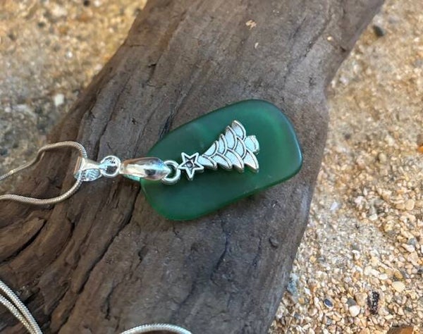KERST Zilveren ketting met groen zeeglas en zilveren kerstboom bedel (41)