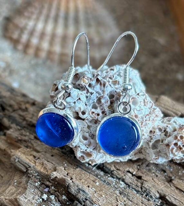 Zilveren oorbel hanger met blauw zeeglas (33)