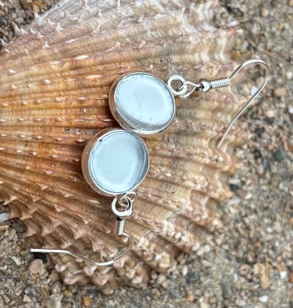 Zilveren oorbel hanger met wit zeeglas (34)