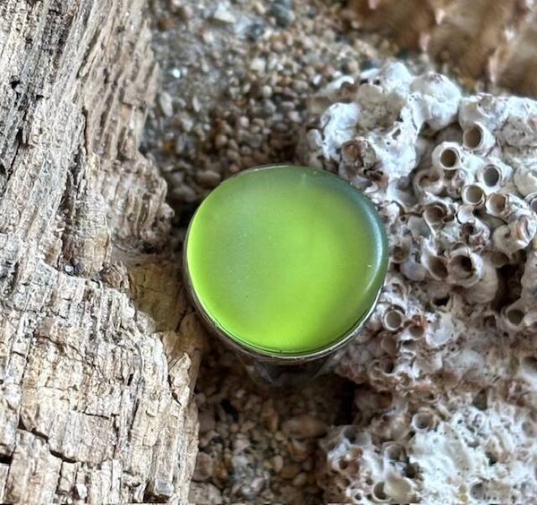 Zilveren ring met licht groen zeeglas (55)