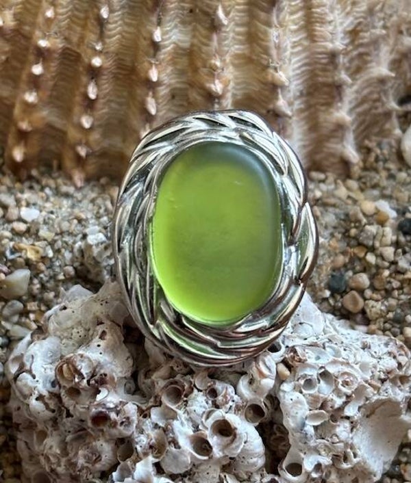 Zilveren ring ovaal met licht groen zeeglas (56)