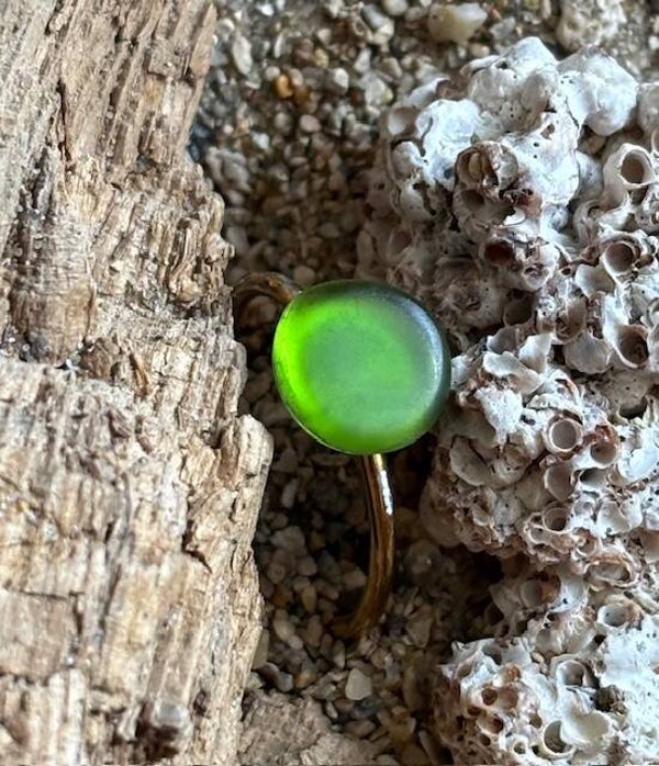 Goudkleurige ring met licht groen zeeglas (63)