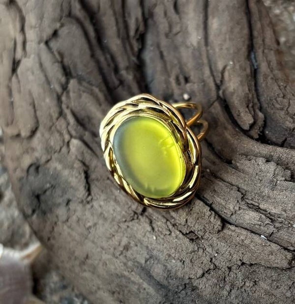 Goud kleurige ring met lichtgroen zeeglas (69)